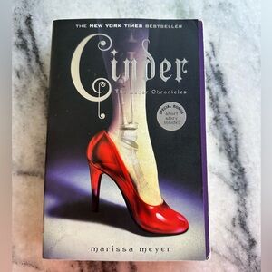 Cinder Lunar Chronicles Marissa Meyer Book